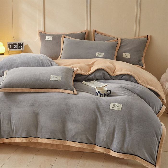 91家纺网 家纺一手货源 找家纺 慕木家纺 2025新款高克重简约无印风牛奶绒双拼四件套 浅灰+米金