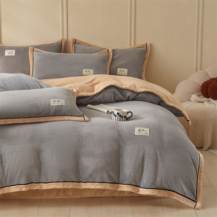 91家纺网 家纺一手货源 找家纺 慕木家纺 2025新款高克重简约无印风牛奶绒双拼四件套 浅灰+米金