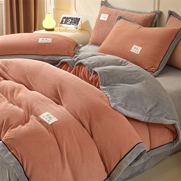 91家纺网 家纺一手货源 找家纺 慕木家纺 2025新款高克重简约无印风牛奶绒双拼四件套 双拼套件-豆沙+灰