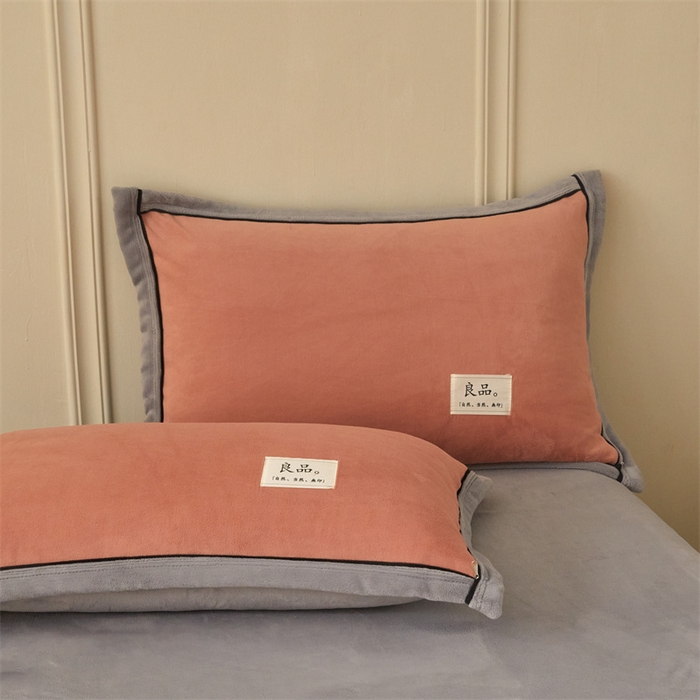 91家纺网 家纺一手货源 找家纺 慕木家纺 2025新款高克重简约无印风牛奶绒双拼四件套 双拼套件-豆沙+灰