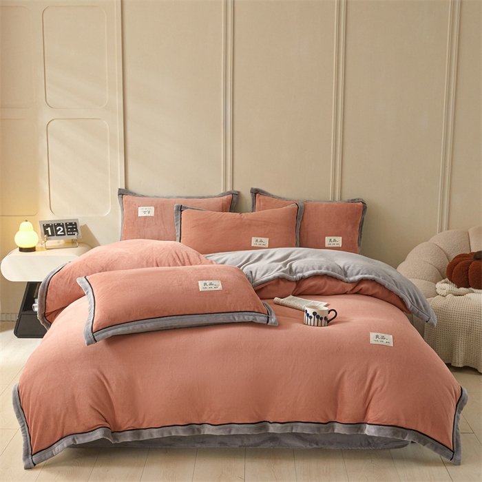 91家纺网 家纺一手货源 找家纺 慕木家纺 2025新款高克重简约无印风牛奶绒双拼四件套 双拼套件-豆沙+灰