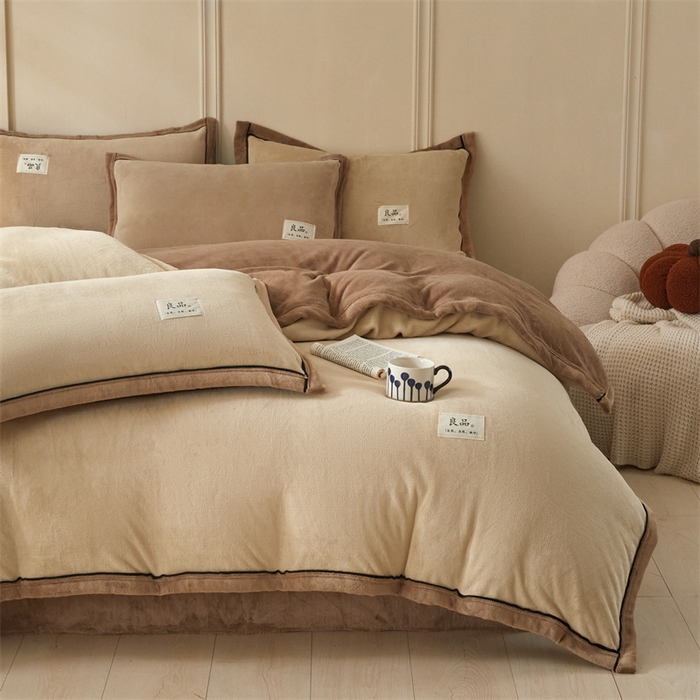 91家纺网 家纺一手货源 找家纺 慕木家纺 2025新款高克重简约无印风牛奶绒双拼四件套 米驼+奶茶咖