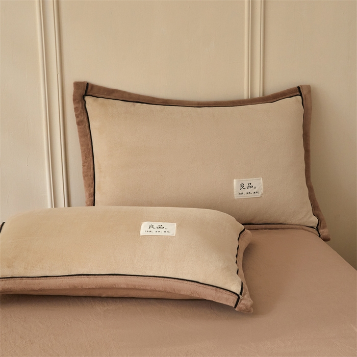 91家纺网 家纺一手货源 找家纺 慕木家纺 2025新款高克重简约无印风牛奶绒双拼四件套 米驼+奶茶咖