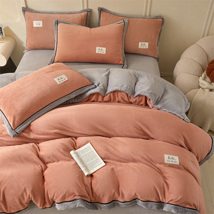 91家纺网 家纺一手货源 找家纺 慕木家纺 2025新款高克重简约无印风牛奶绒双拼四件套 双拼套件-豆沙+灰
