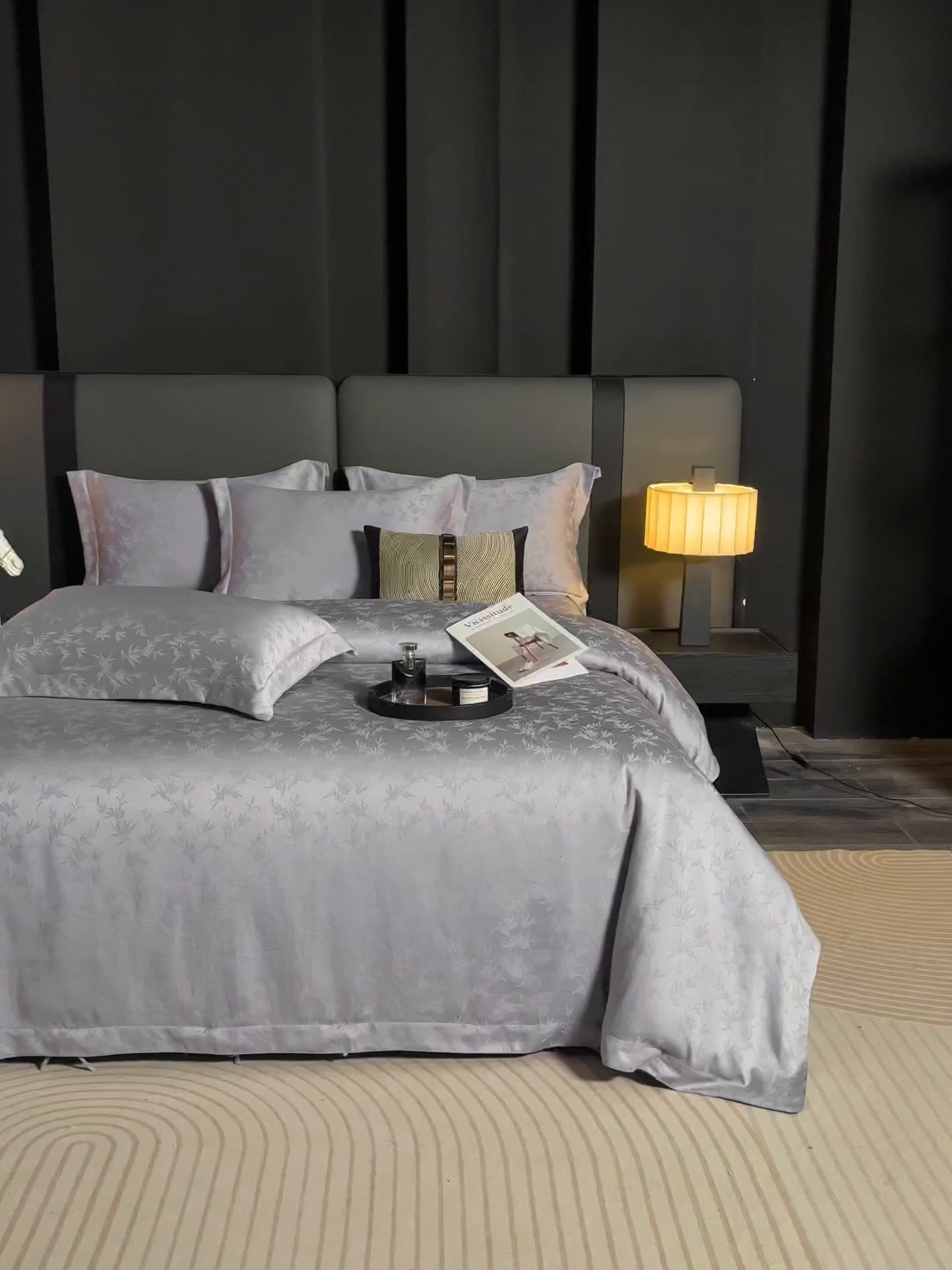 91家纺网 家纺一手货源 找家纺 乐卧家居 2026新款轻奢高级感新中式酒店风竹子提花纹样系带款四件套-时空 时空-灰