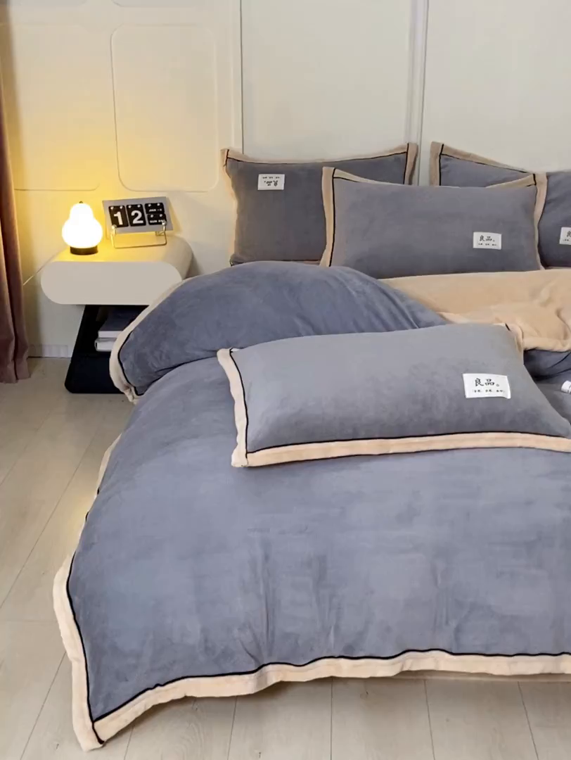 91家纺网 家纺一手货源 找家纺 慕木家纺 2025新款高克重简约无印风牛奶绒双拼四件套 浅灰+米金