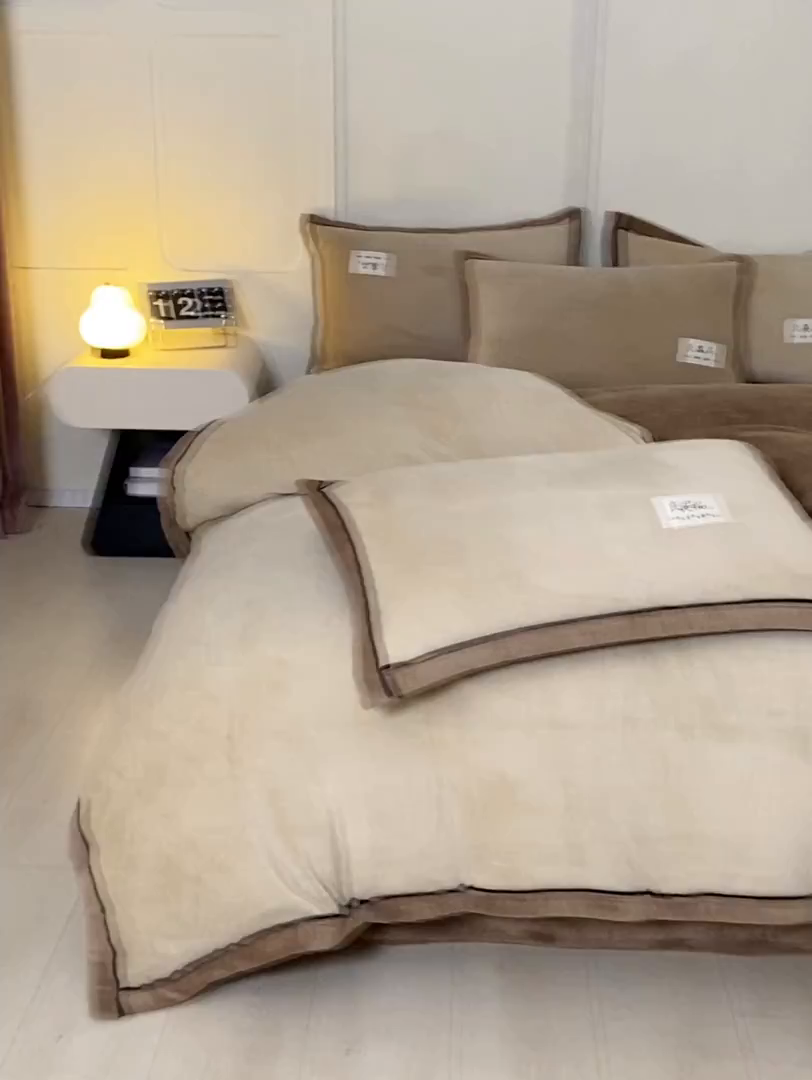 91家纺网 家纺一手货源 找家纺 慕木家纺 2025新款高克重简约无印风牛奶绒双拼四件套 米驼+奶茶咖