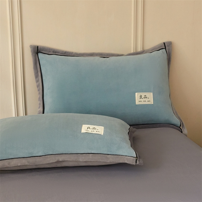 91家纺网 家纺一手货源 找家纺 慕木家纺 2025新款高克重简约无印风牛奶绒双拼四件套 宾利蓝+浅灰