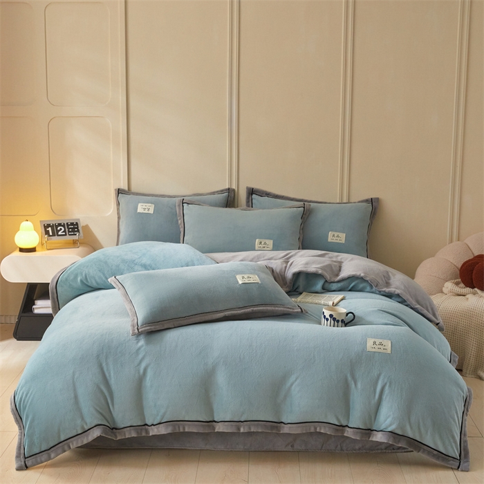 91家纺网 家纺一手货源 找家纺 慕木家纺 2025新款高克重简约无印风牛奶绒双拼四件套 宾利蓝+浅灰