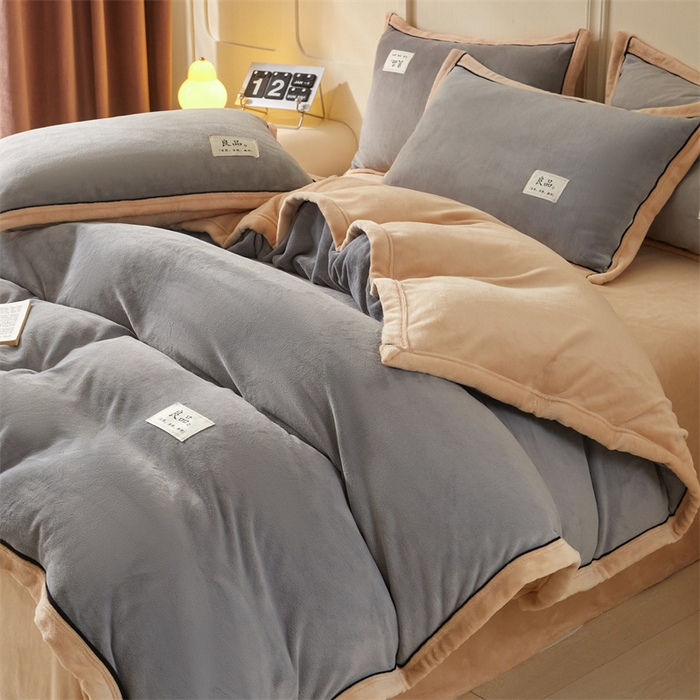 91家纺网 家纺一手货源 找家纺 慕木家纺 2025新款高克重简约无印风牛奶绒双拼四件套 浅灰+米金