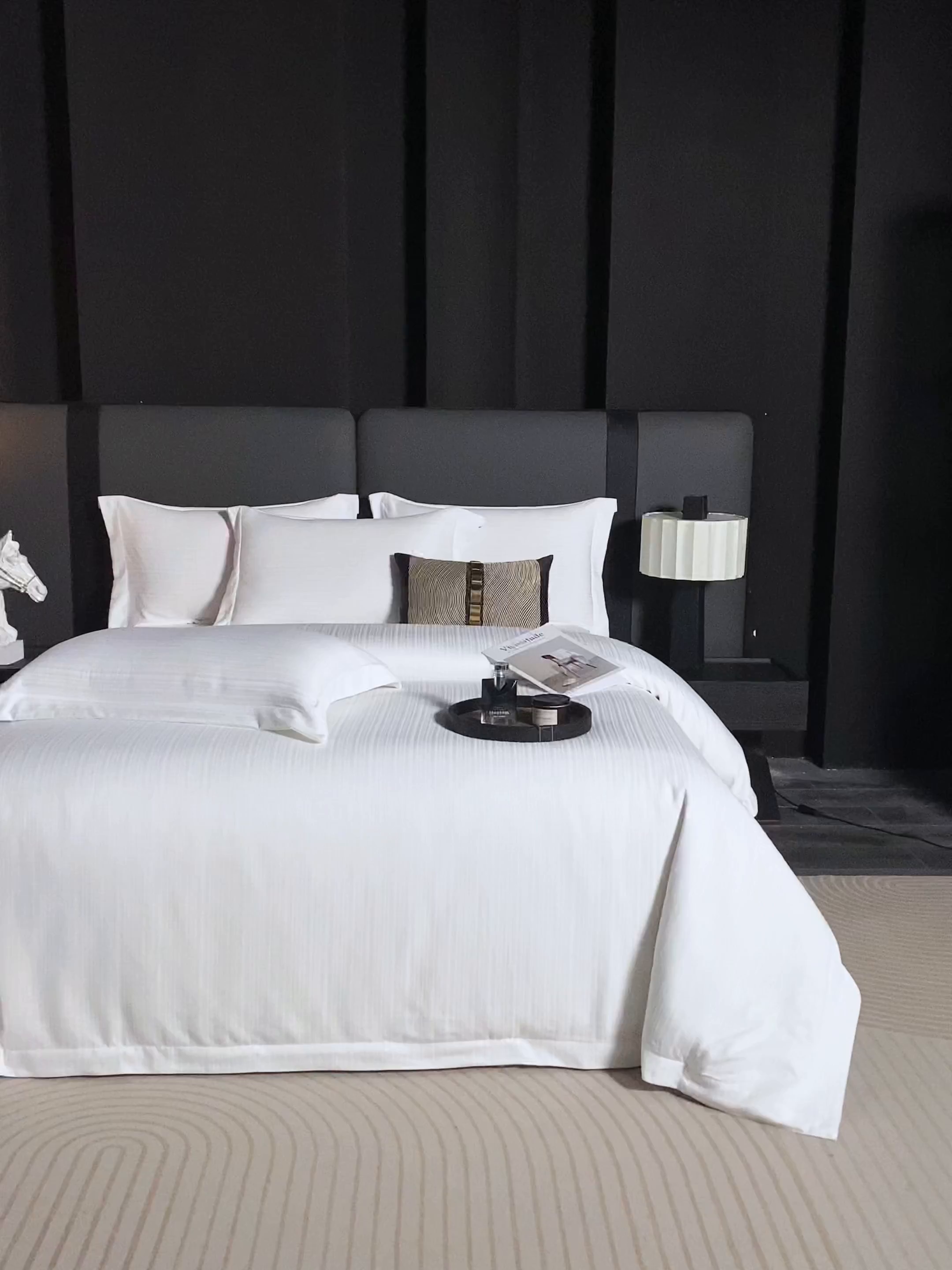 91家纺网 家纺一手货源 找家纺 （总）乐卧家居 2025新款轻奢高级酒店宾馆高档线条感提花纹样系带款四件套-幻影