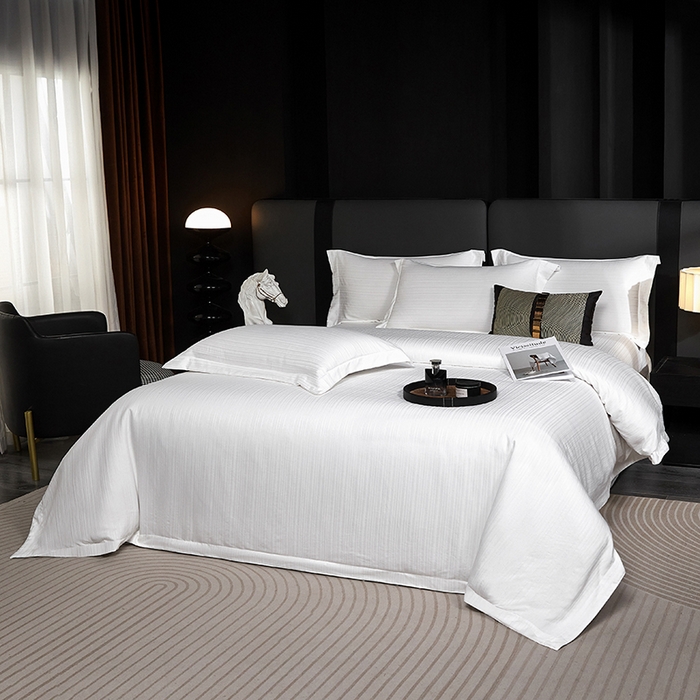 91家纺网 家纺一手货源 找家纺 （总）乐卧家居 2025新款轻奢高级酒店宾馆高档线条感提花纹样系带款四件套-幻影