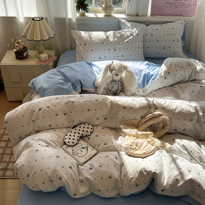 91家纺网 家纺一手货源 找家纺 仟网汇 2025新款古法水洗仿棉云感纱四件套 樱桃熊