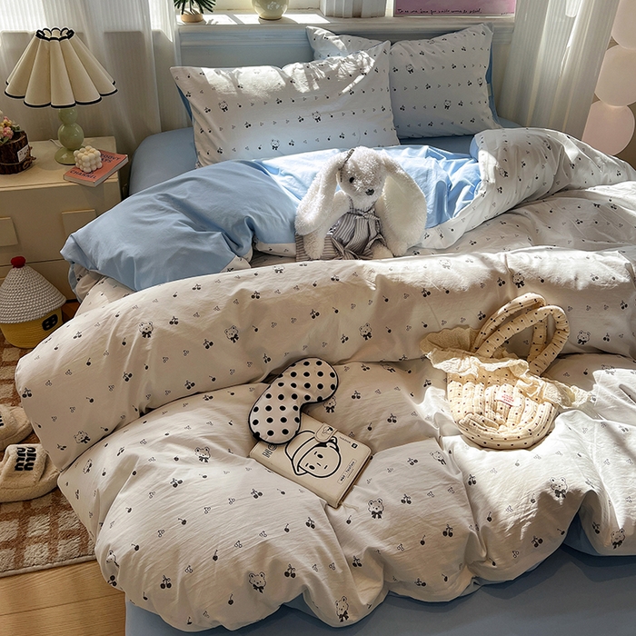 91家纺网 家纺一手货源 找家纺 仟网汇 2025新款古法水洗仿棉云感纱四件套 樱桃熊