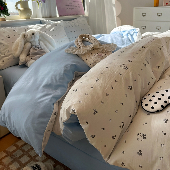 91家纺网 家纺一手货源 找家纺 仟网汇 2025新款古法水洗仿棉云感纱四件套 樱桃熊