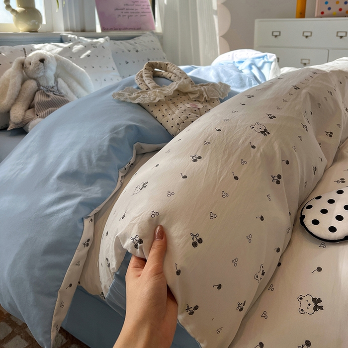 91家纺网 家纺一手货源 找家纺 仟网汇 2025新款古法水洗仿棉云感纱四件套 樱桃熊