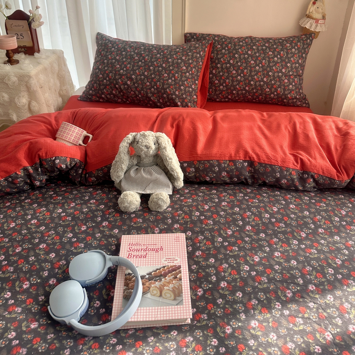 91家纺网 家纺一手货源 找家纺 初念 2025新款敲可爱的奶呼呼云感双层纱简约四件套系列超级治愈~ 暗夜玫瑰