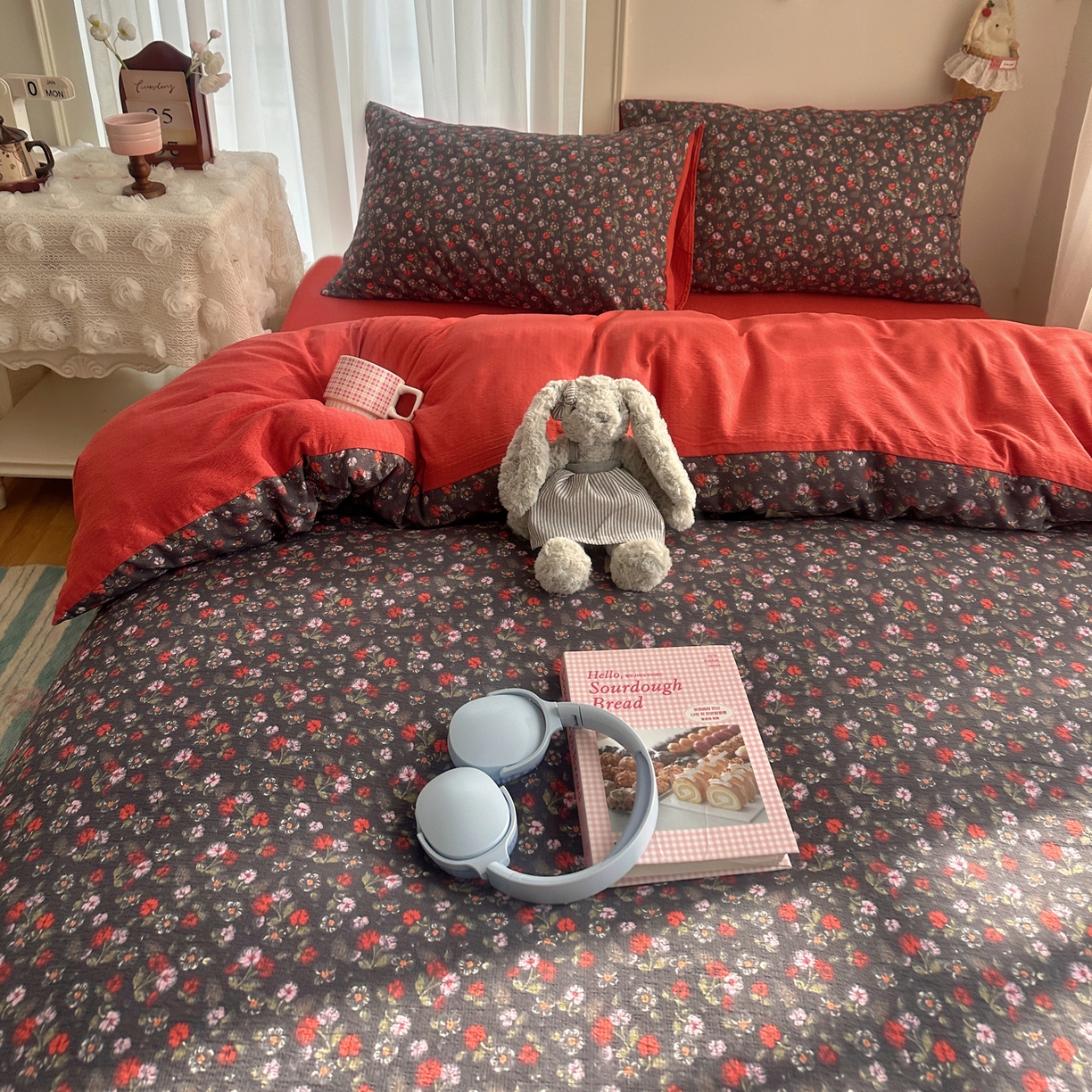 91家纺网 家纺一手货源 找家纺 初念 2025新款敲可爱的奶呼呼云感双层纱简约四件套系列超级治愈~ 暗夜玫瑰