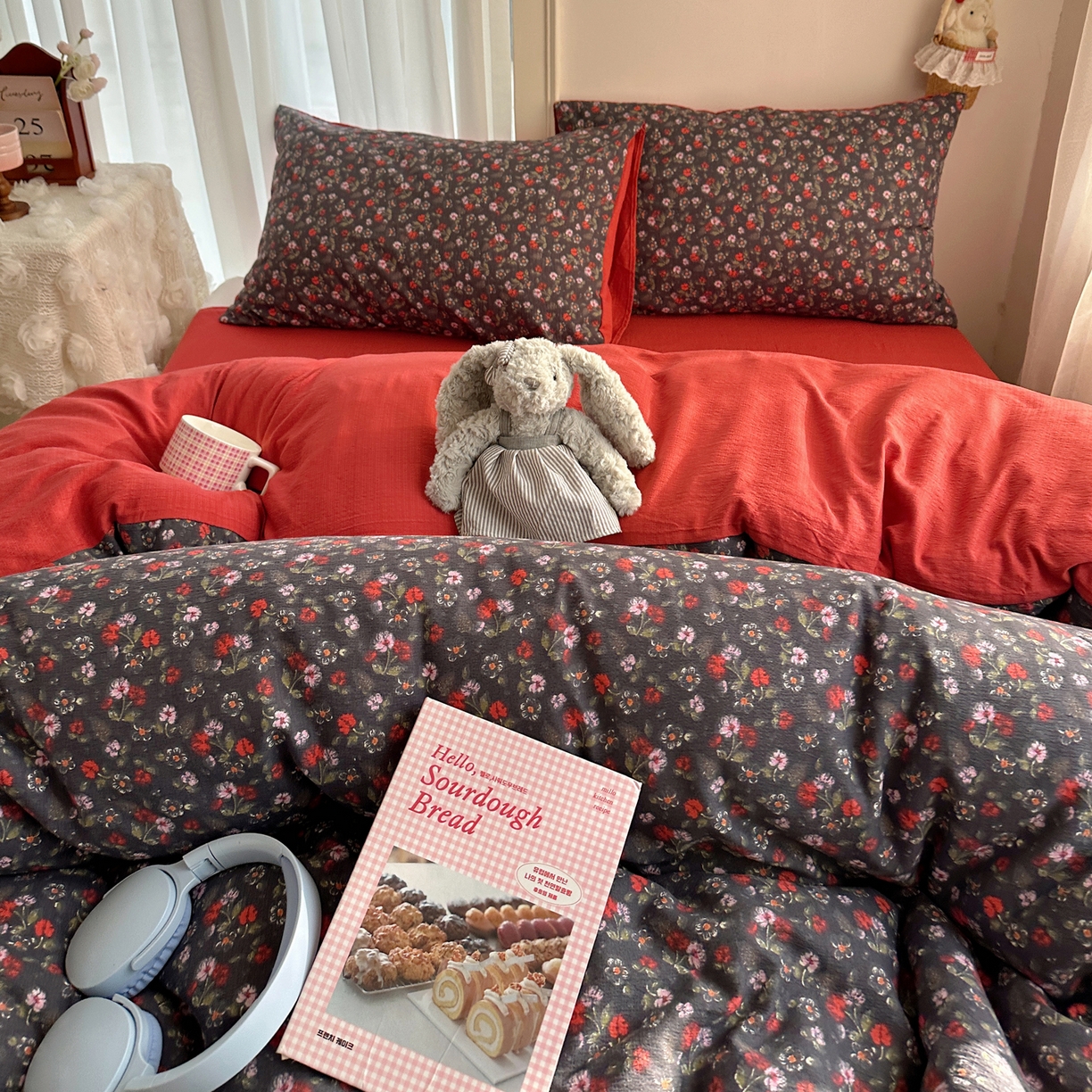 91家纺网 家纺一手货源 找家纺 初念 2025新款敲可爱的奶呼呼云感双层纱简约四件套系列超级治愈~ 暗夜玫瑰