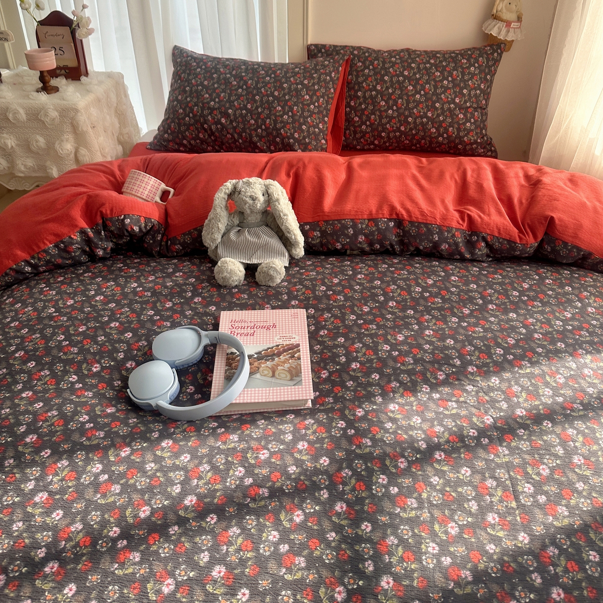 91家纺网 家纺一手货源 找家纺 初念 2025新款敲可爱的奶呼呼云感双层纱简约四件套系列超级治愈~ 暗夜玫瑰