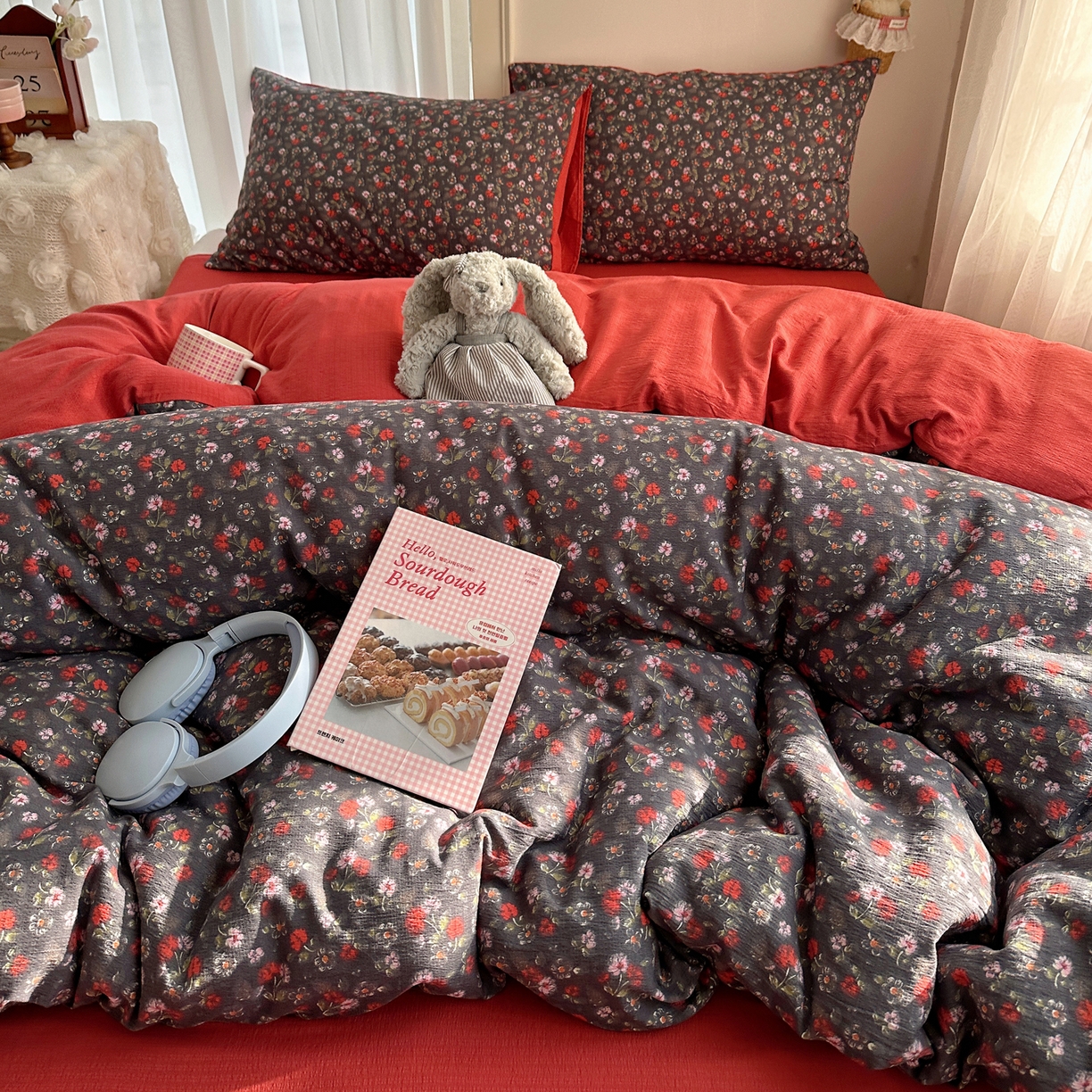 91家纺网 家纺一手货源 找家纺 初念 2025新款敲可爱的奶呼呼云感双层纱简约四件套系列超级治愈~ 暗夜玫瑰