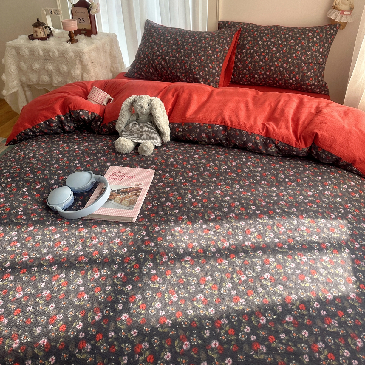 91家纺网 家纺一手货源 找家纺 初念 2025新款敲可爱的奶呼呼云感双层纱简约四件套系列超级治愈~ 暗夜玫瑰