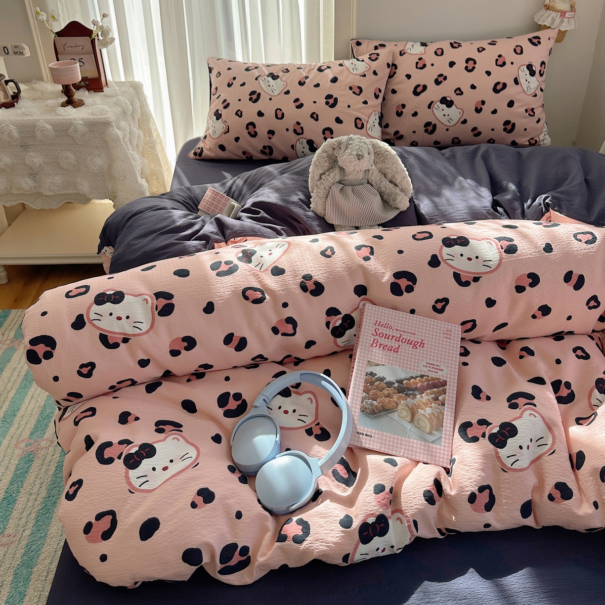 91家纺网 家纺一手货源 找家纺 初念 2025新款敲可爱的奶呼呼云感双层纱简约四件套系列超级治愈~ 大脸二胡猫-粉