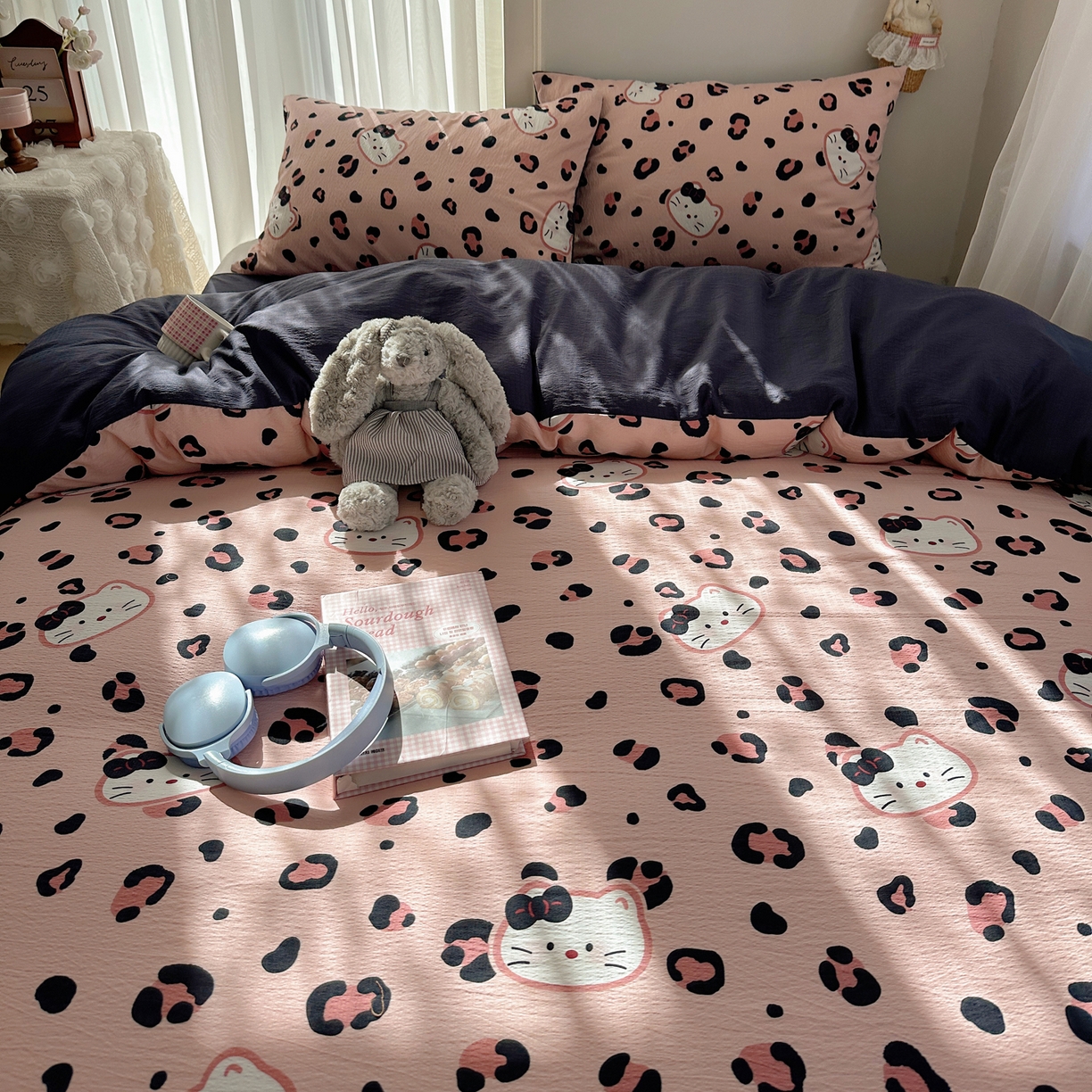 91家纺网 家纺一手货源 找家纺 初念 2025新款敲可爱的奶呼呼云感双层纱简约四件套系列超级治愈~ 大脸二胡猫-粉