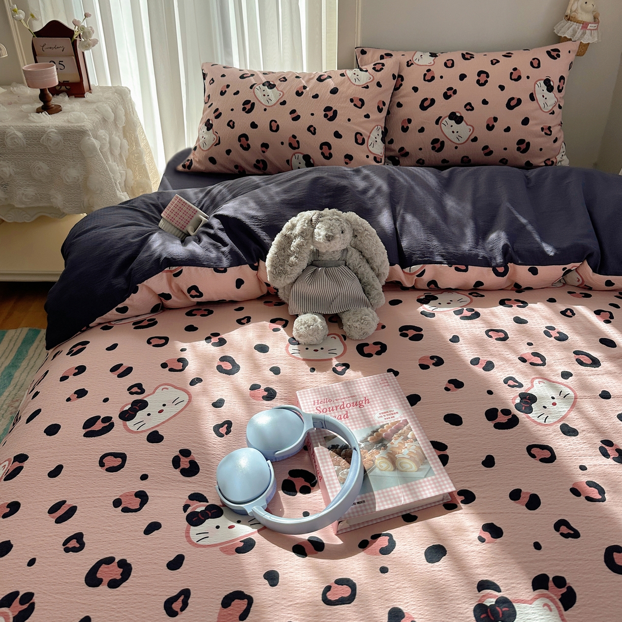 91家纺网 家纺一手货源 找家纺 初念 2025新款敲可爱的奶呼呼云感双层纱简约四件套系列超级治愈~ 大脸二胡猫-粉