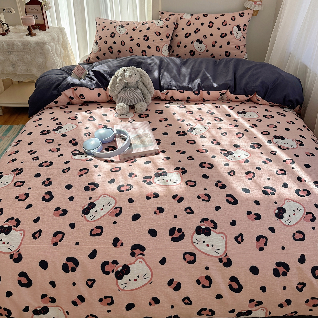 91家纺网 家纺一手货源 找家纺 初念 2025新款敲可爱的奶呼呼云感双层纱简约四件套系列超级治愈~ 大脸二胡猫-粉