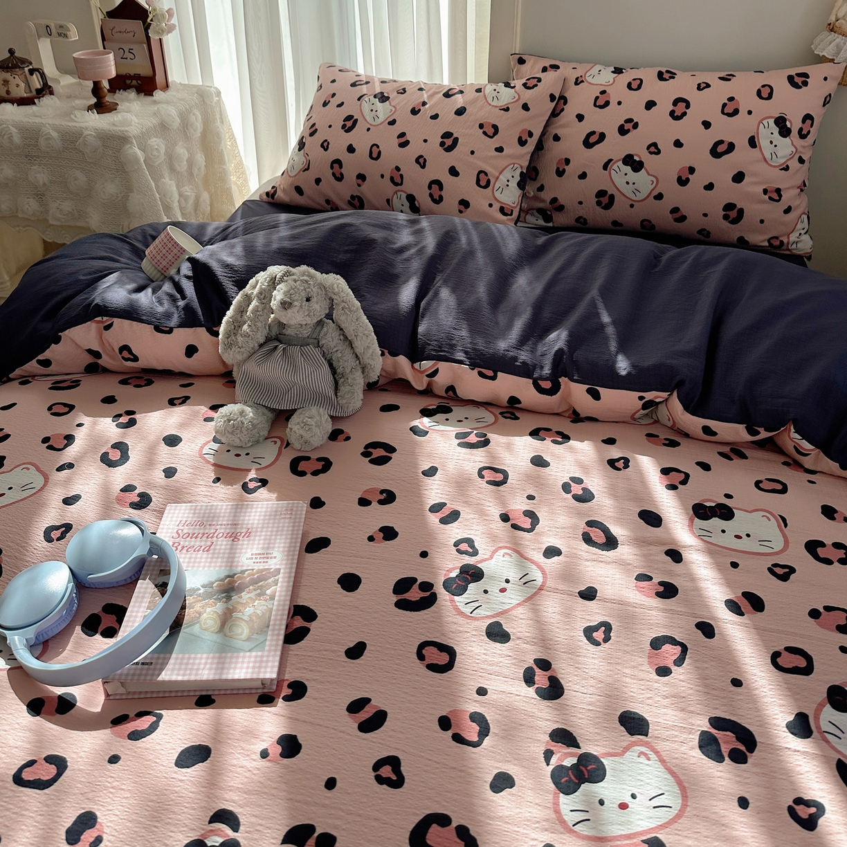 91家纺网 家纺一手货源 找家纺 初念 2025新款敲可爱的奶呼呼云感双层纱简约四件套系列超级治愈~ 大脸二胡猫-粉