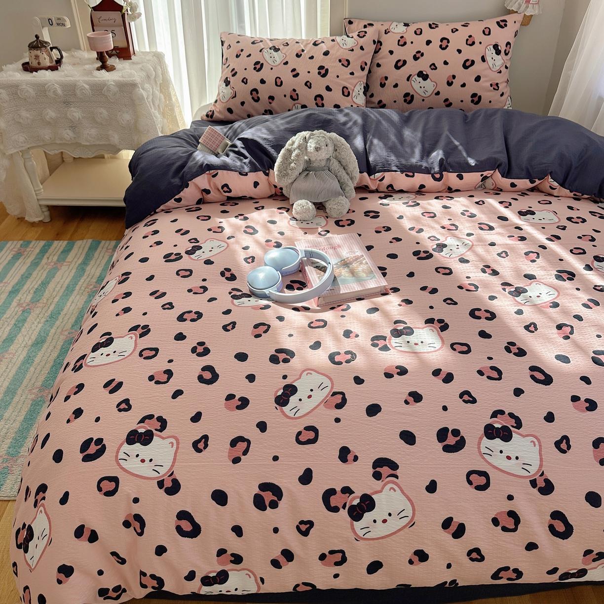 91家纺网 家纺一手货源 找家纺 初念 2025新款敲可爱的奶呼呼云感双层纱简约四件套系列超级治愈~ 大脸二胡猫-粉