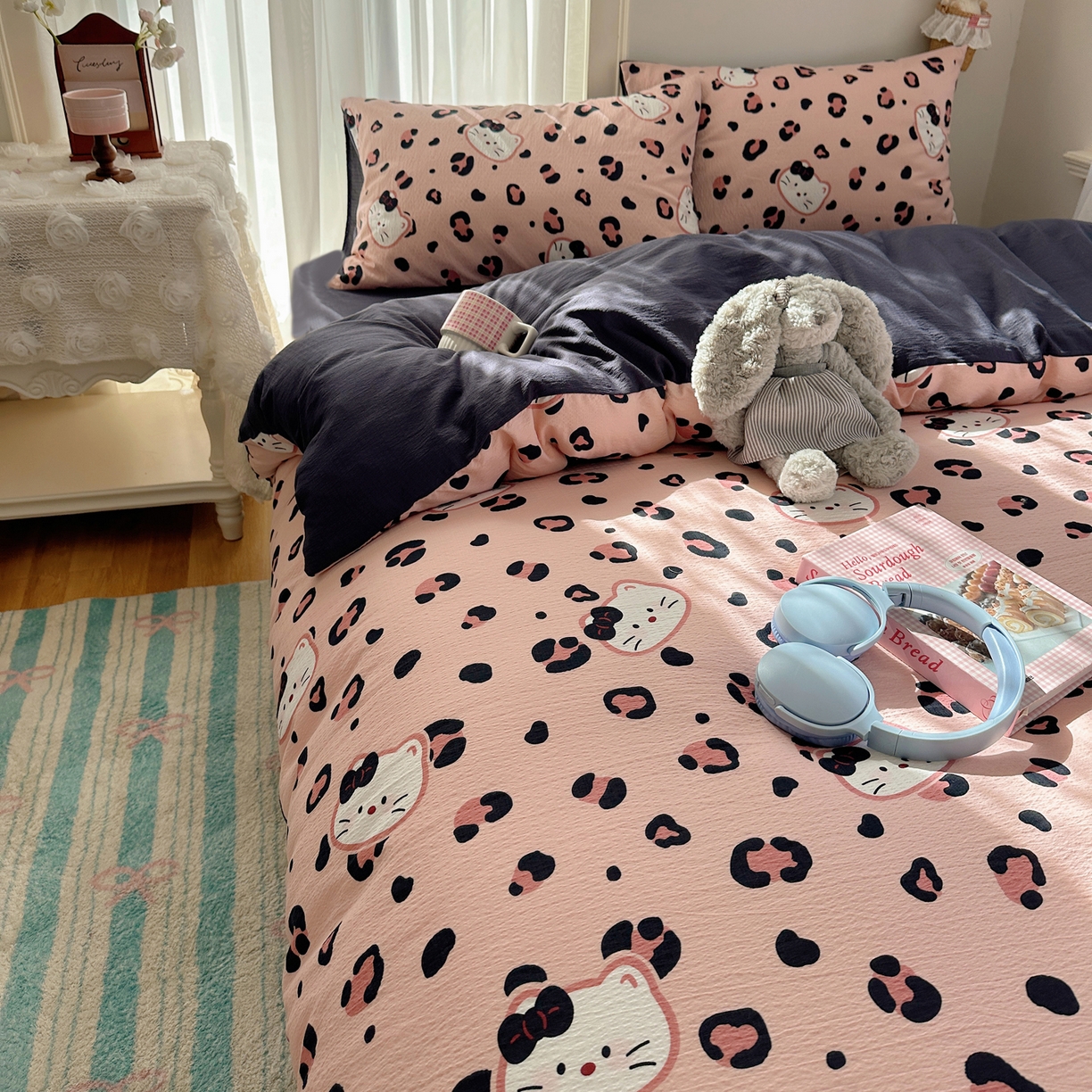 91家纺网 家纺一手货源 找家纺 初念 2025新款敲可爱的奶呼呼云感双层纱简约四件套系列超级治愈~ 大脸二胡猫-粉