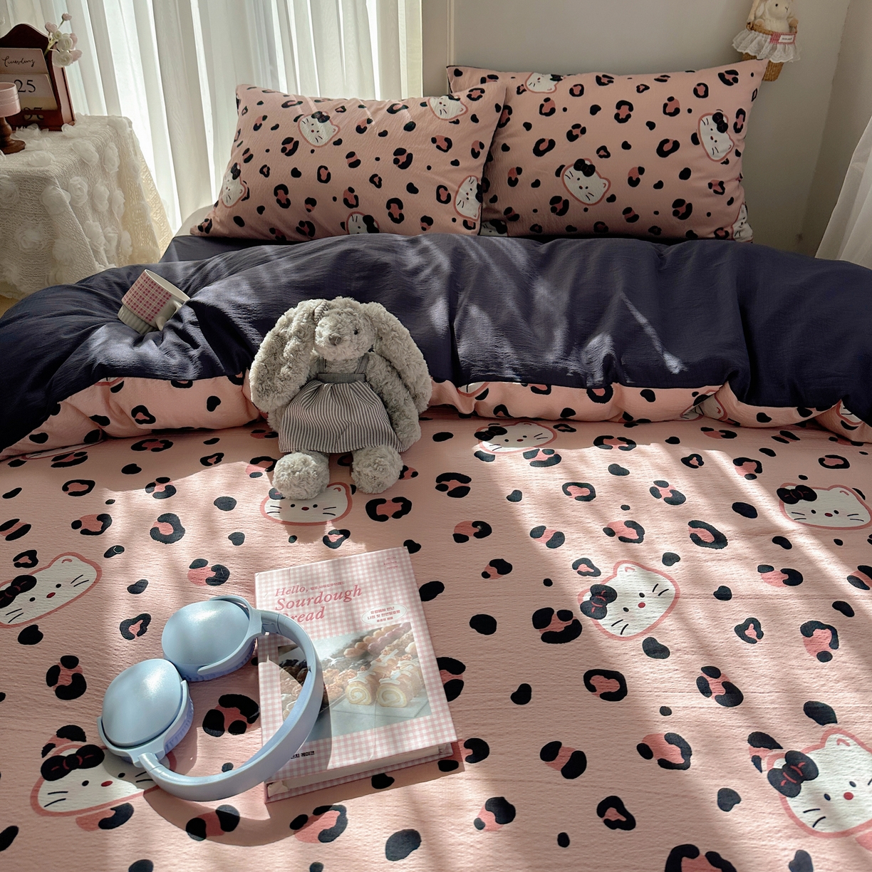 91家纺网 家纺一手货源 找家纺 初念 2025新款敲可爱的奶呼呼云感双层纱简约四件套系列超级治愈~ 大脸二胡猫-粉