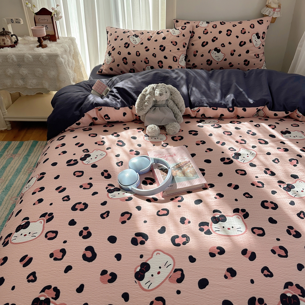 91家纺网 家纺一手货源 找家纺 初念 2025新款敲可爱的奶呼呼云感双层纱简约四件套系列超级治愈~ 大脸二胡猫-粉