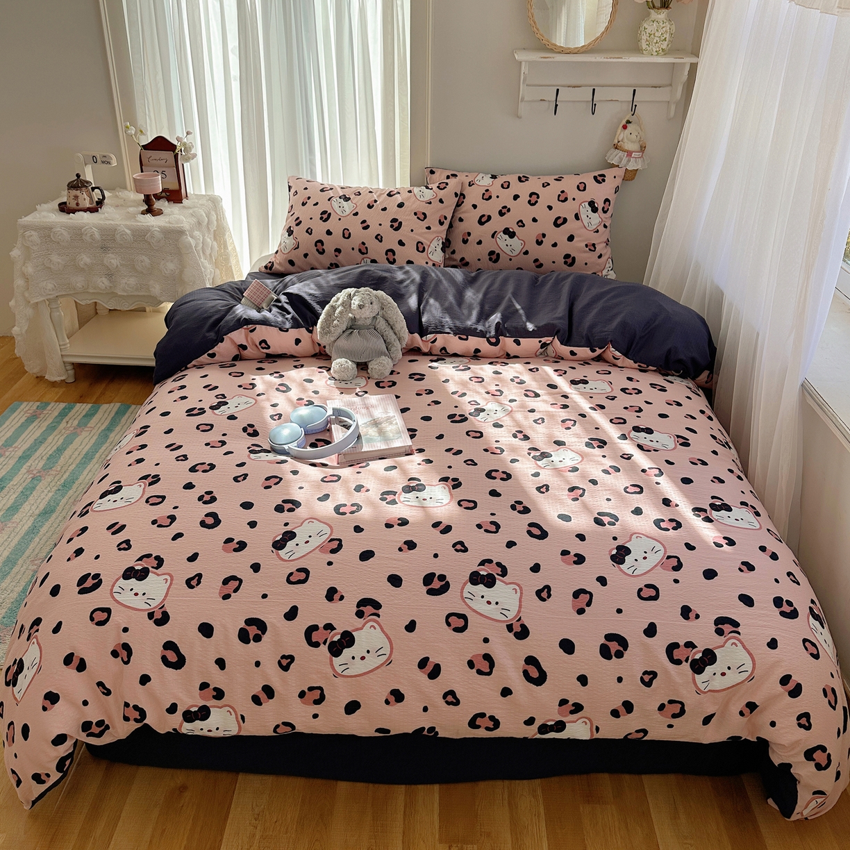 91家纺网 家纺一手货源 找家纺 初念 2025新款敲可爱的奶呼呼云感双层纱简约四件套系列超级治愈~ 大脸二胡猫-粉