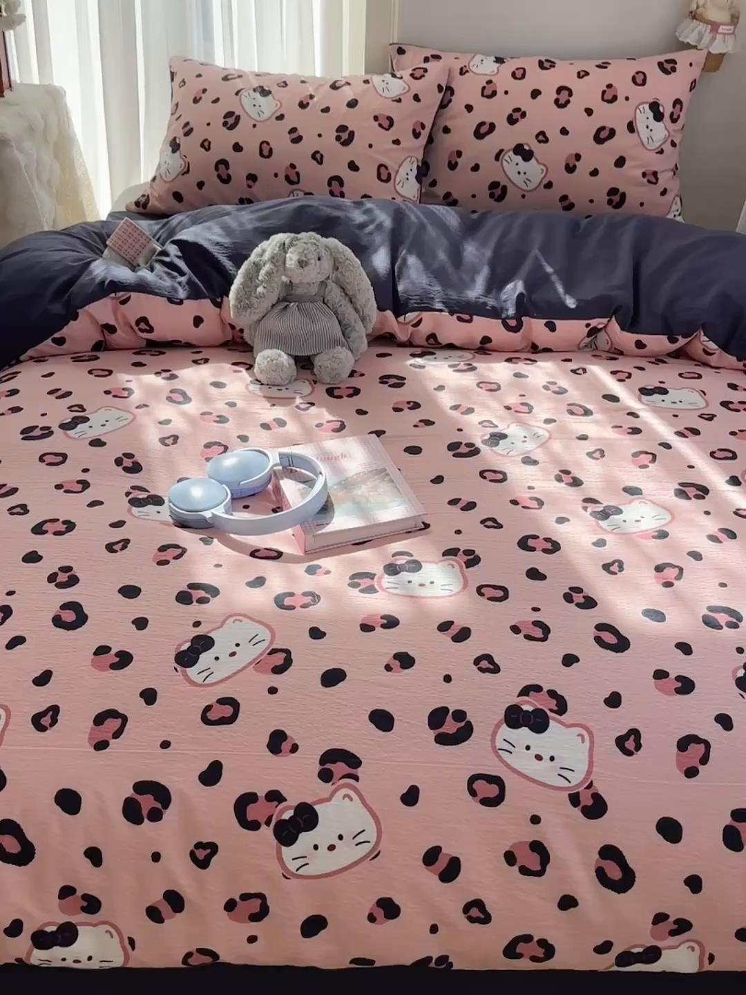 91家纺网 家纺一手货源 找家纺 初念 2025新款敲可爱的奶呼呼云感双层纱简约四件套系列超级治愈~ 大脸二胡猫-粉