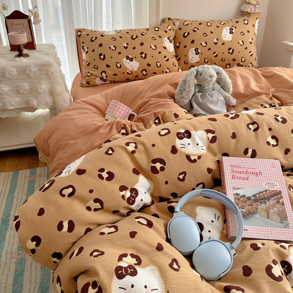 91家纺网 家纺一手货源 找家纺 初念 2025新款敲可爱的奶呼呼云感双层纱简约四件套系列超级治愈~ 大脸二胡猫-咖