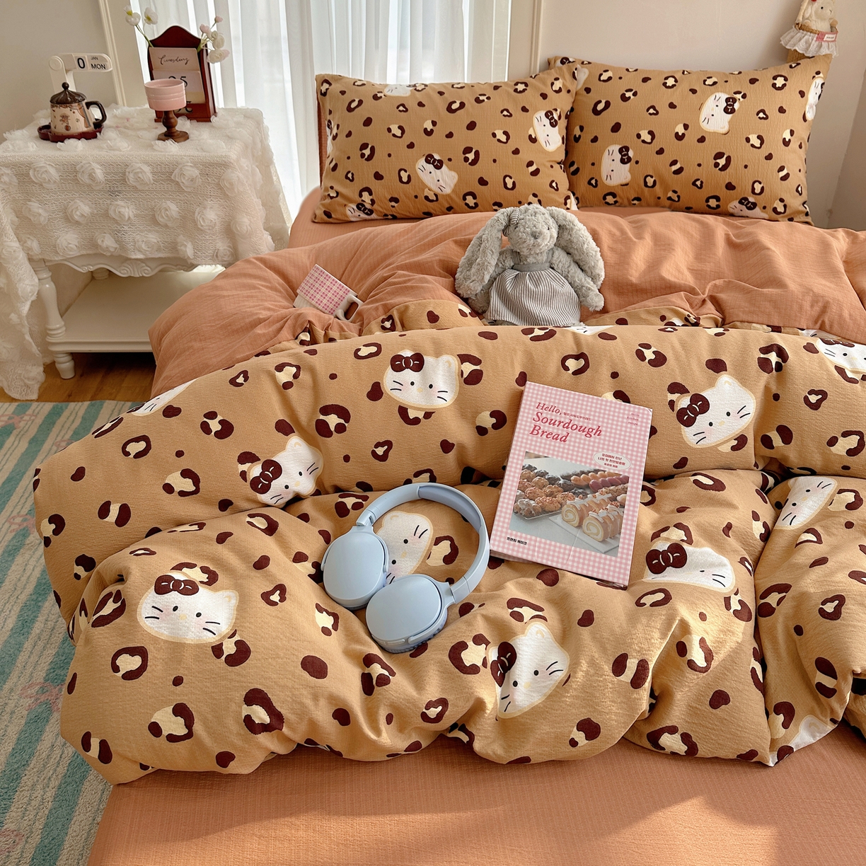 91家纺网 家纺一手货源 找家纺 初念 2025新款敲可爱的奶呼呼云感双层纱简约四件套系列超级治愈~ 大脸二胡猫-咖