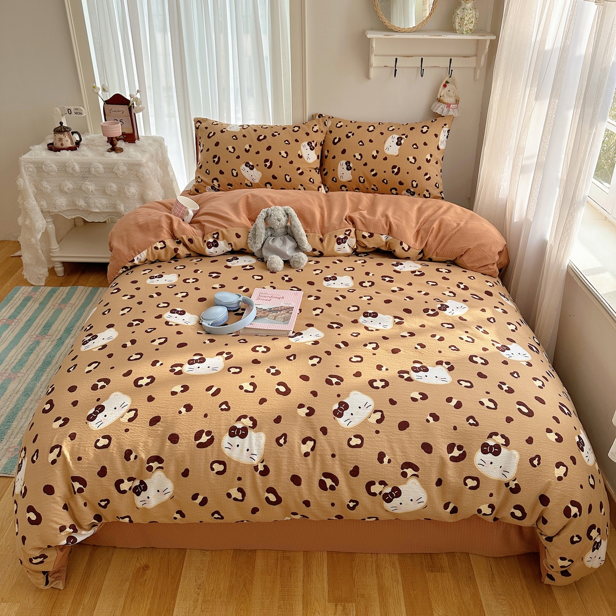 91家纺网 家纺一手货源 找家纺 初念 2025新款敲可爱的奶呼呼云感双层纱简约四件套系列超级治愈~ 大脸二胡猫-咖