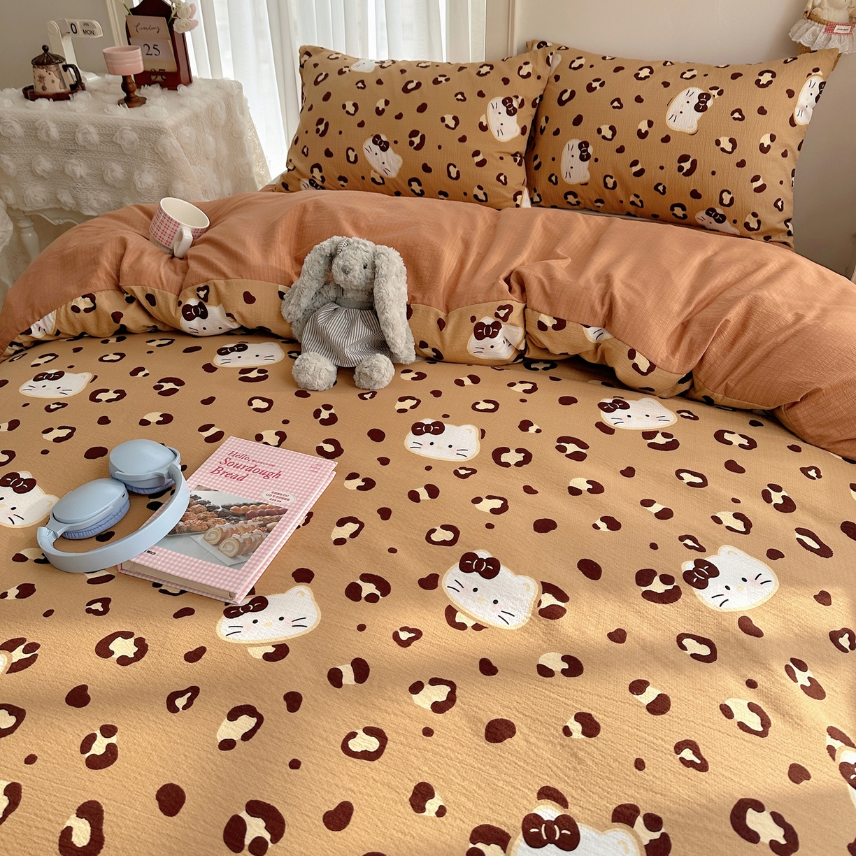 91家纺网 家纺一手货源 找家纺 初念 2025新款敲可爱的奶呼呼云感双层纱简约四件套系列超级治愈~ 大脸二胡猫-咖