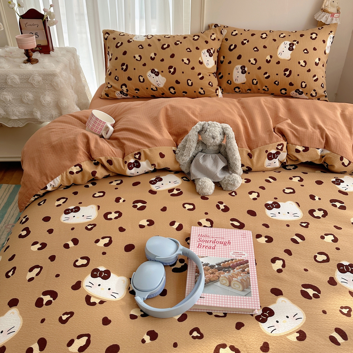 91家纺网 家纺一手货源 找家纺 初念 2025新款敲可爱的奶呼呼云感双层纱简约四件套系列超级治愈~ 大脸二胡猫-咖