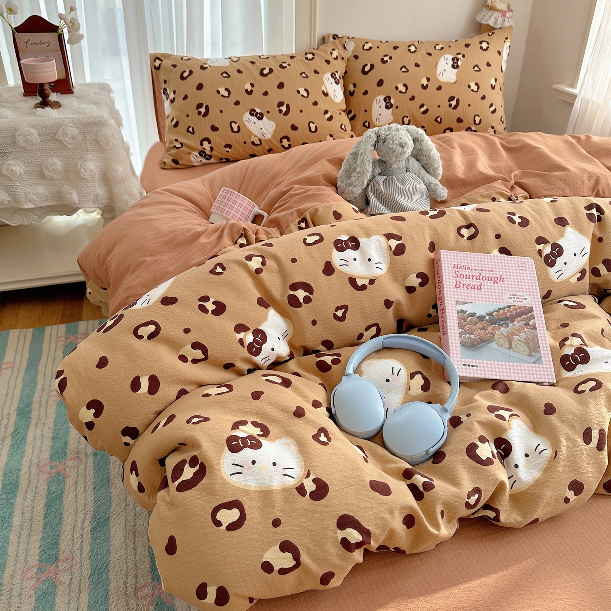 91家纺网 家纺一手货源 找家纺 初念 2025新款敲可爱的奶呼呼云感双层纱简约四件套系列超级治愈~ 大脸二胡猫-咖