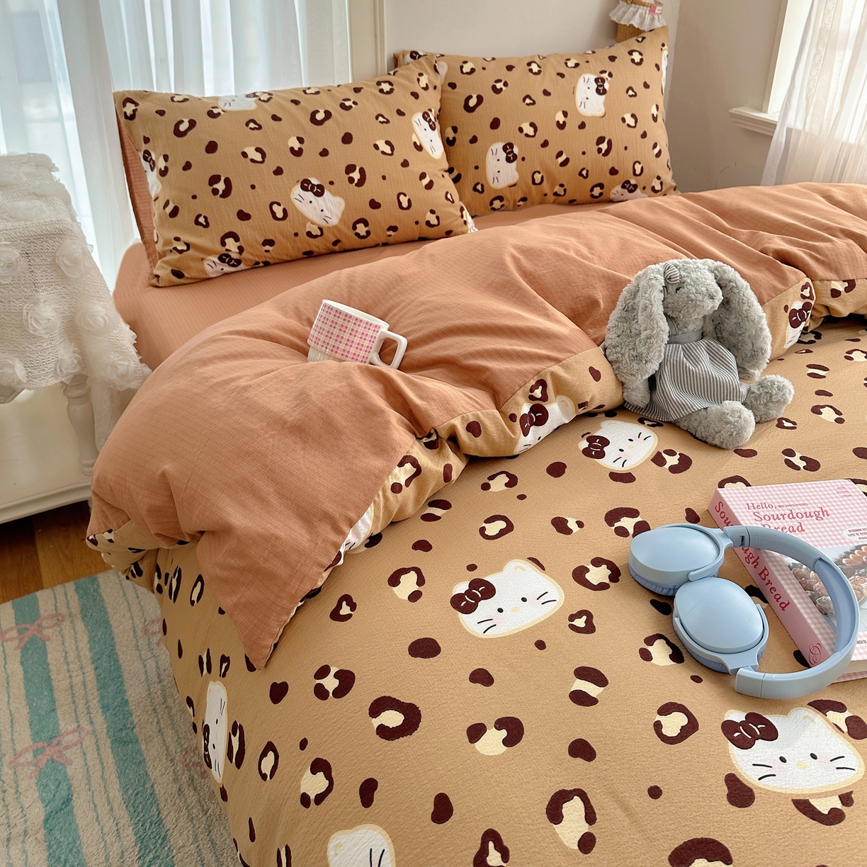 91家纺网 家纺一手货源 找家纺 初念 2025新款敲可爱的奶呼呼云感双层纱简约四件套系列超级治愈~ 大脸二胡猫-咖