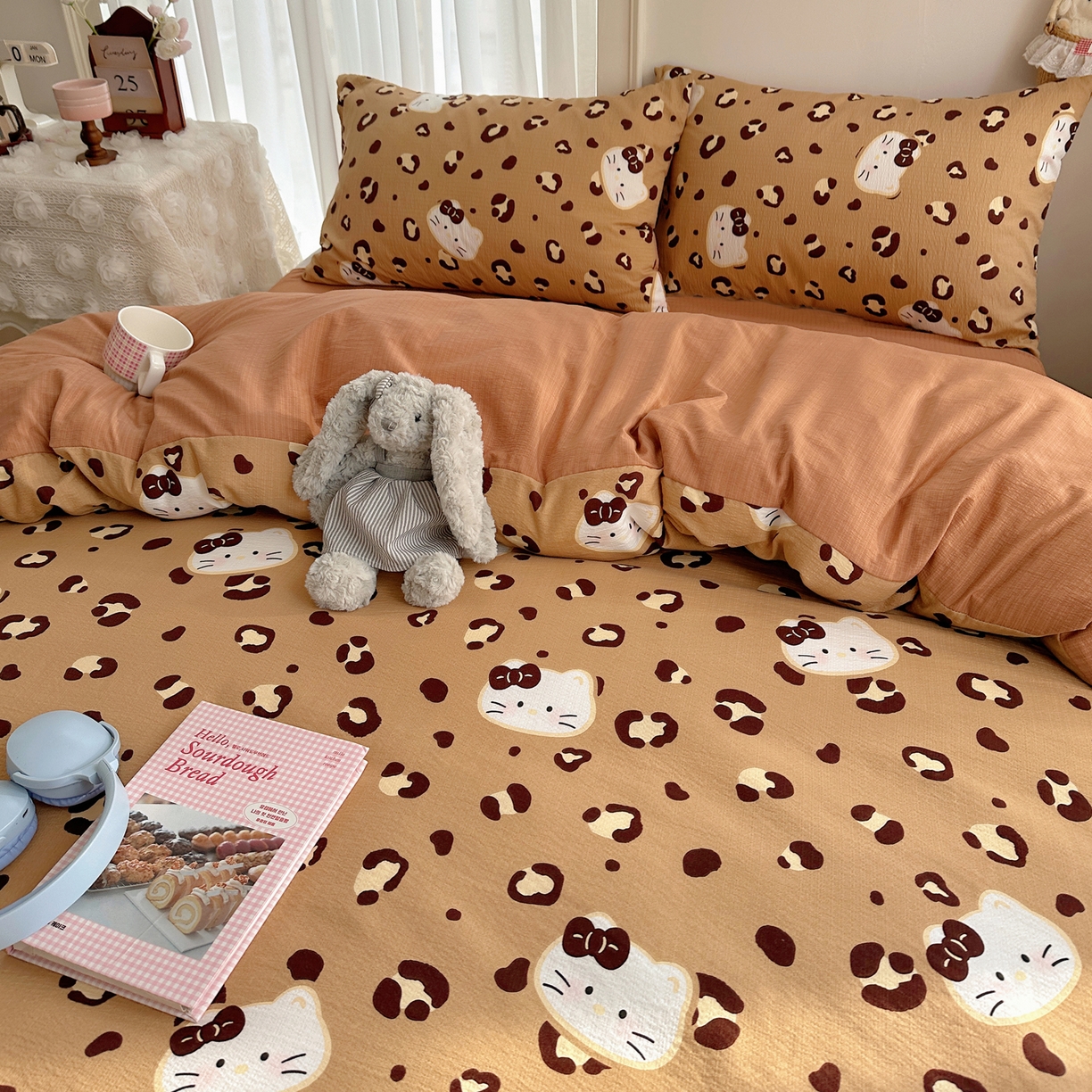 91家纺网 家纺一手货源 找家纺 初念 2025新款敲可爱的奶呼呼云感双层纱简约四件套系列超级治愈~ 大脸二胡猫-咖