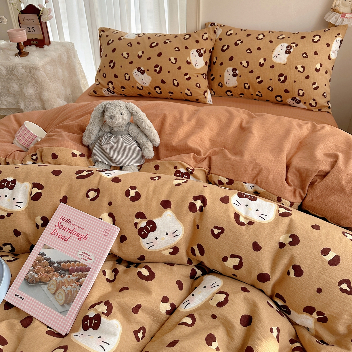 91家纺网 家纺一手货源 找家纺 初念 2025新款敲可爱的奶呼呼云感双层纱简约四件套系列超级治愈~ 大脸二胡猫-咖