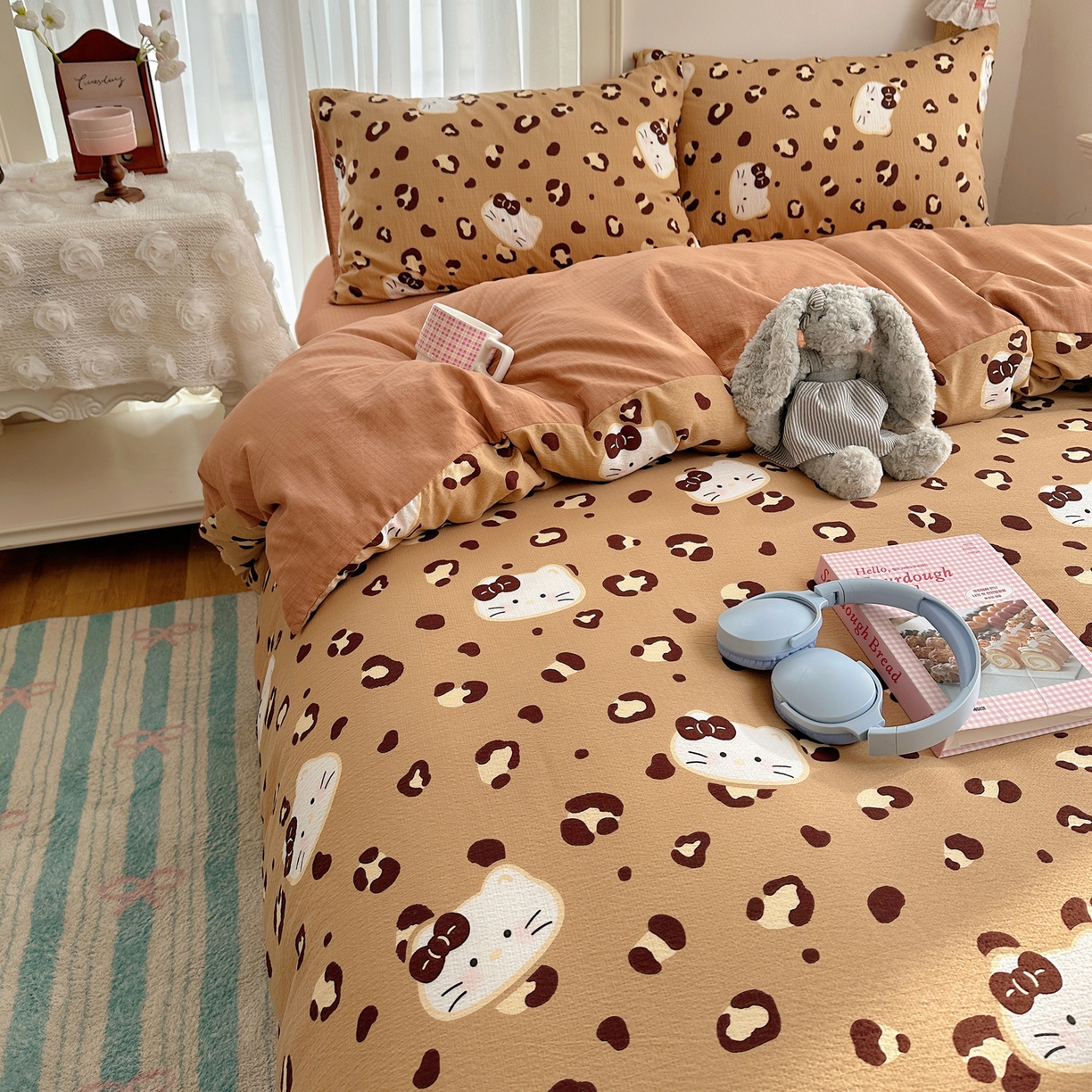 91家纺网 家纺一手货源 找家纺 初念 2025新款敲可爱的奶呼呼云感双层纱简约四件套系列超级治愈~ 大脸二胡猫-咖