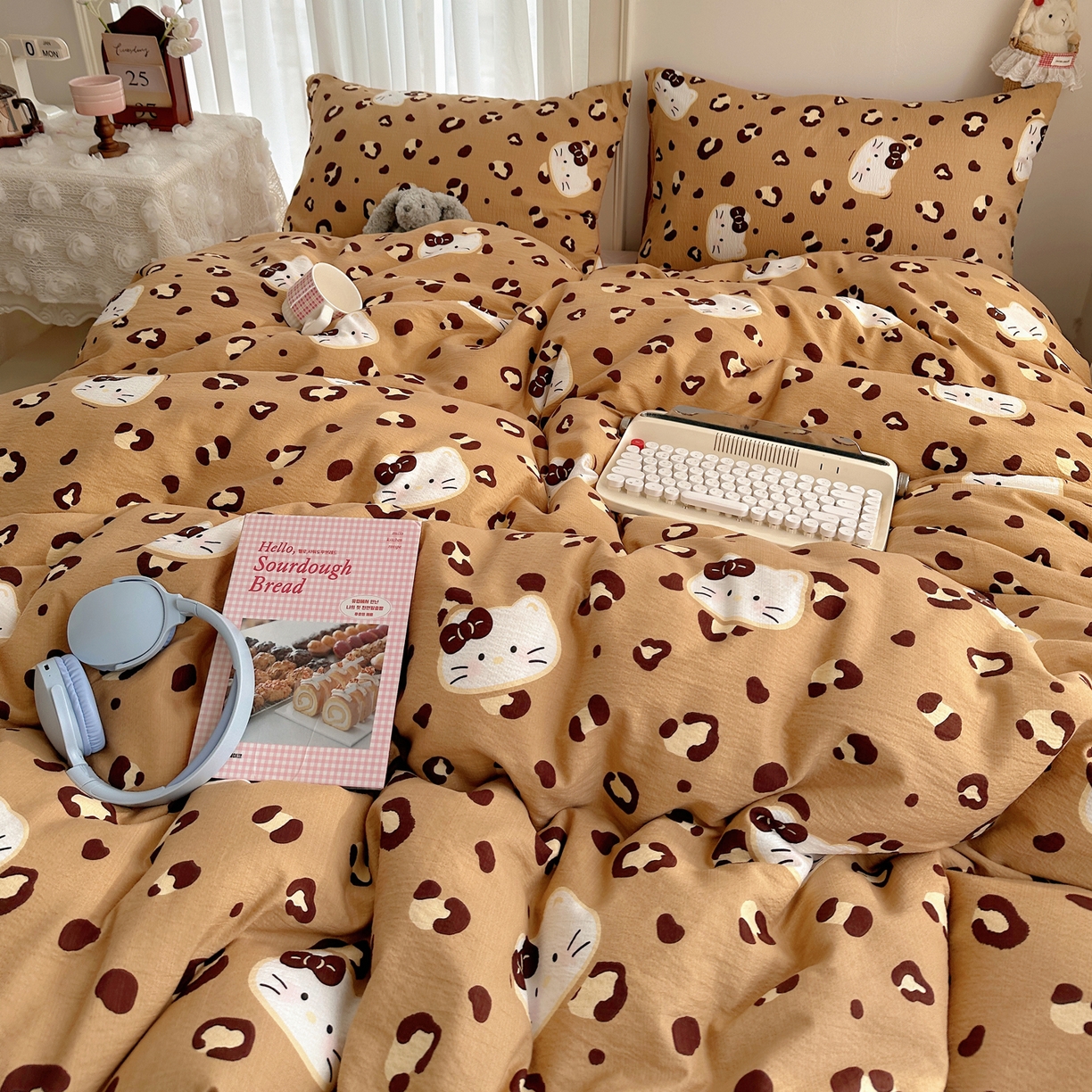 91家纺网 家纺一手货源 找家纺 初念 2025新款敲可爱的奶呼呼云感双层纱简约四件套系列超级治愈~ 大脸二胡猫-咖