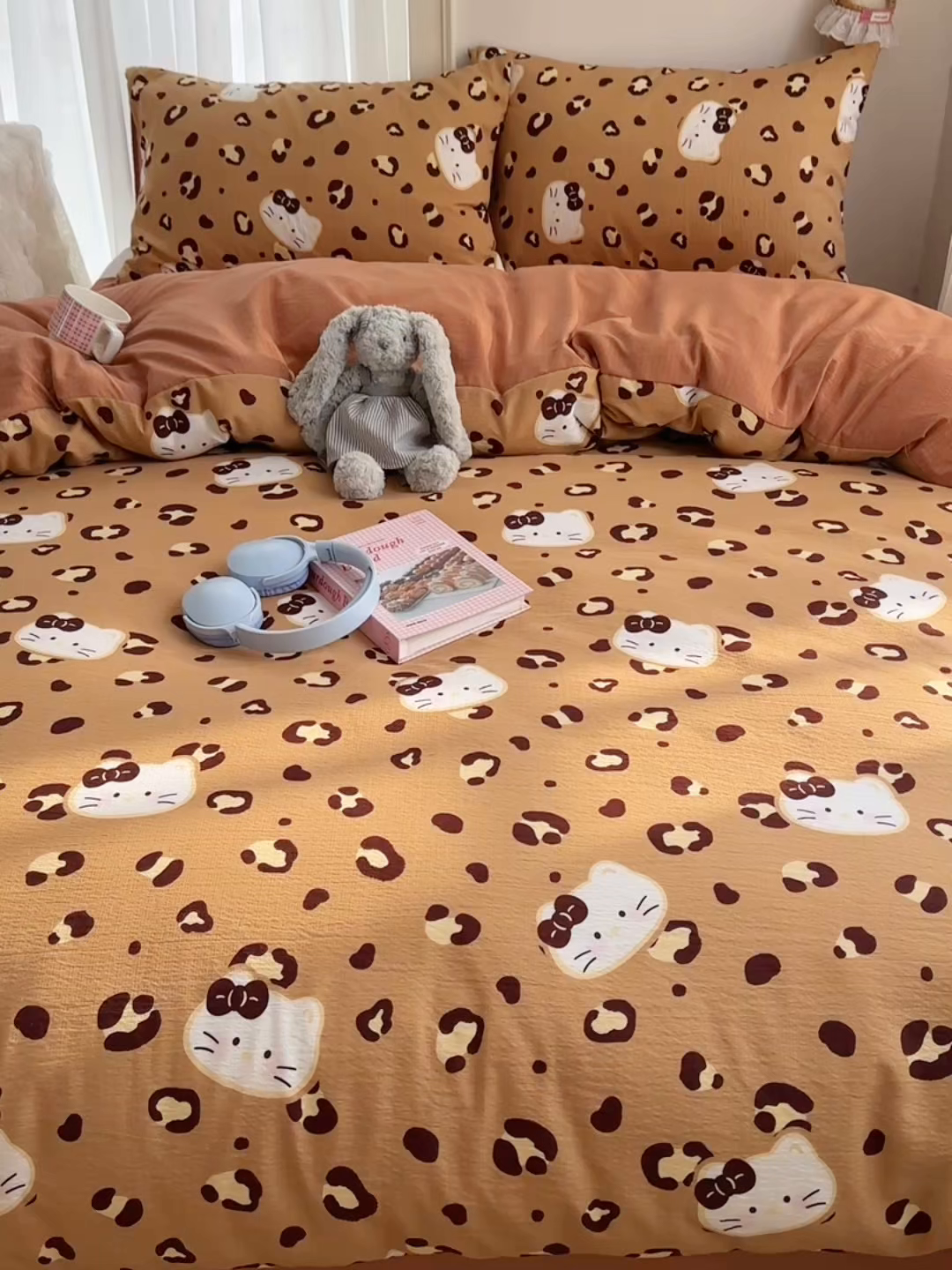 91家纺网 家纺一手货源 找家纺 初念 2025新款敲可爱的奶呼呼云感双层纱简约四件套系列超级治愈~ 大脸二胡猫-咖