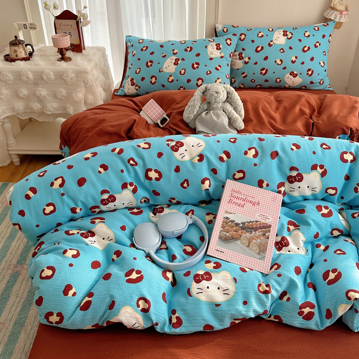 91家纺网 家纺一手货源 找家纺 初念 2025新款敲可爱的奶呼呼云感双层纱简约四件套系列超级治愈~ 大脸二胡猫-蓝